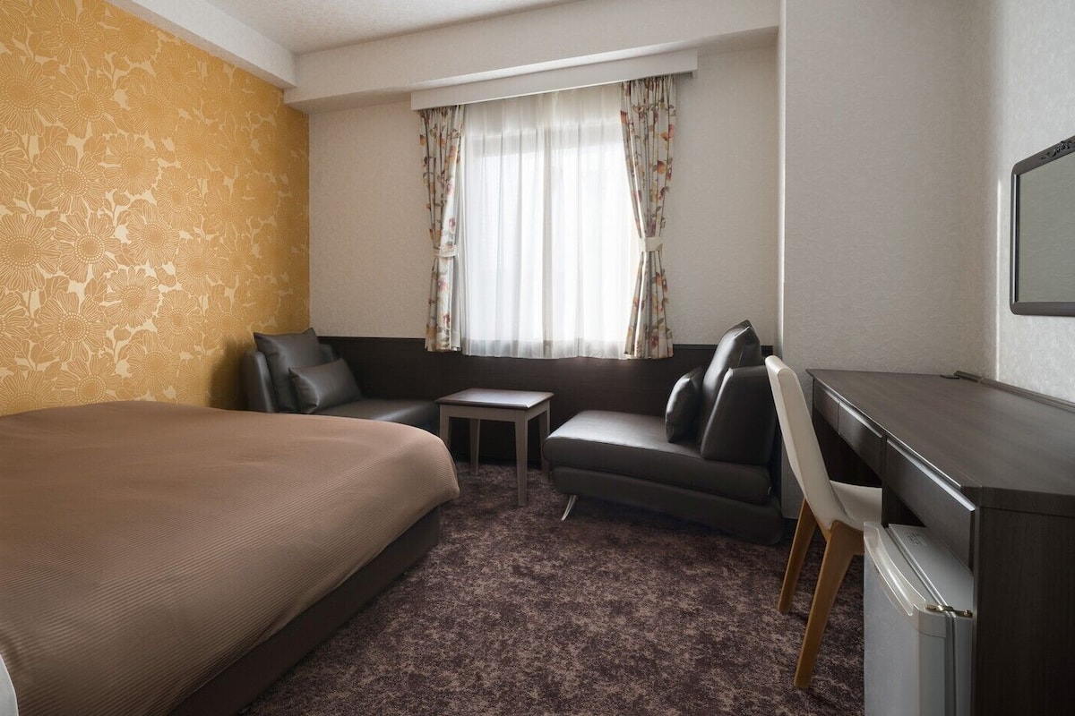 Desk, iron/ironing board (on request), WiFi (free), bed sheets
