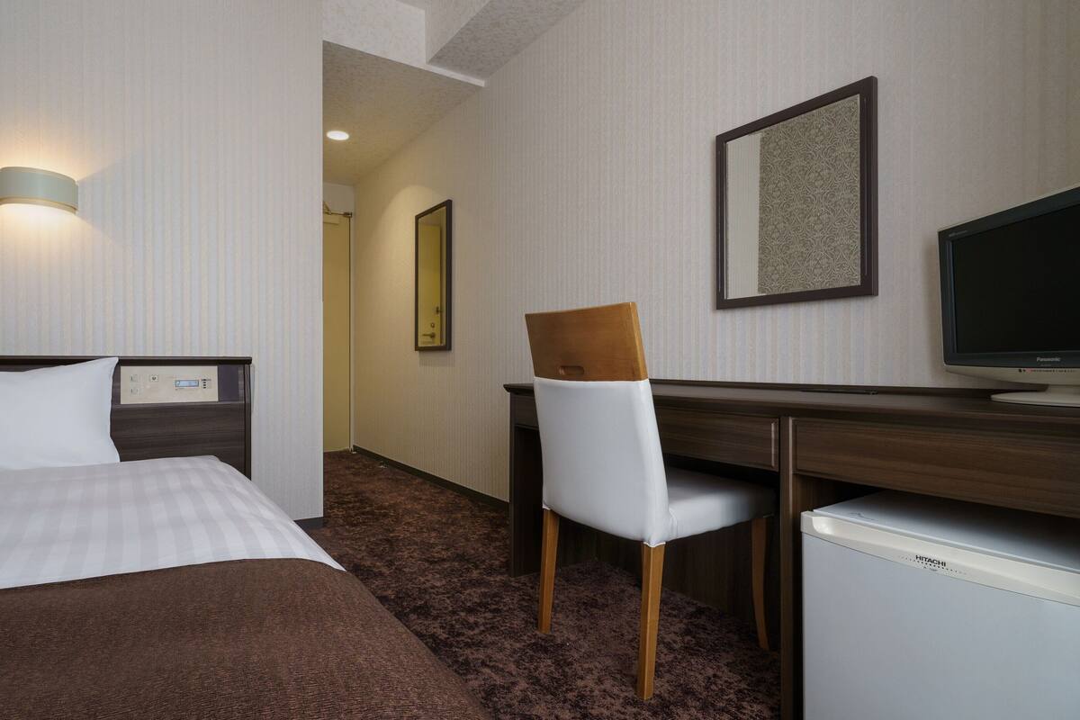 Desk, iron/ironing board (on request), WiFi (free), bed sheets