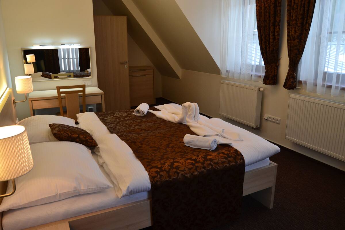Desk, cribs (surcharge), WiFi (free), bed sheets