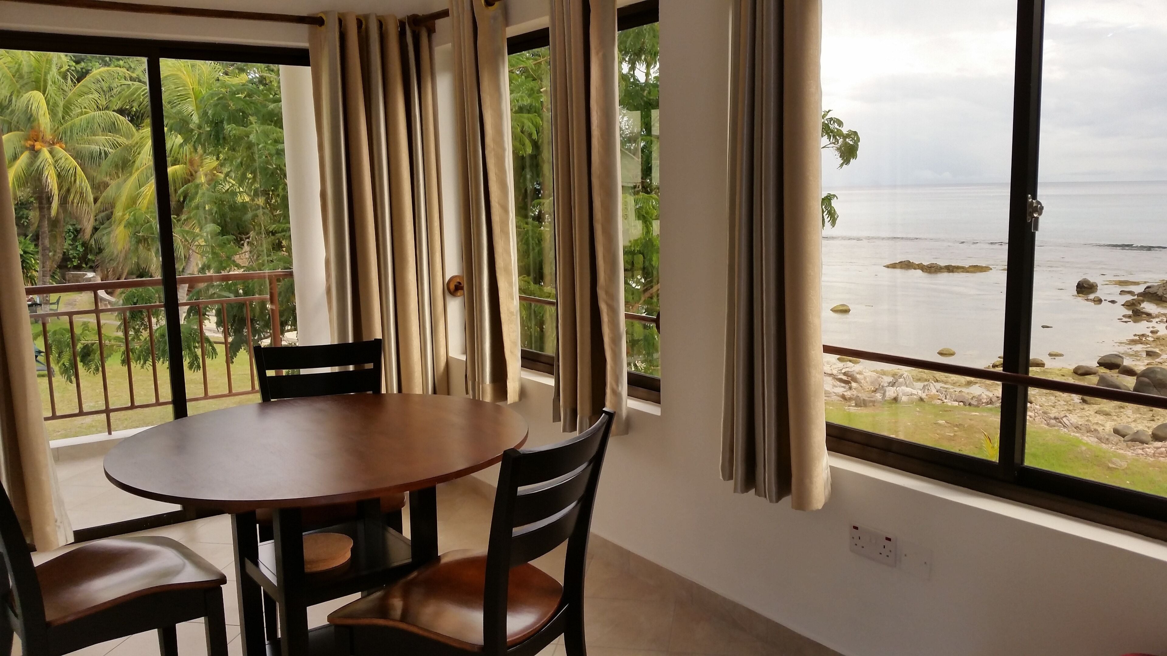 Superior-huoneisto, merinäköala, rannalla | Oleskelualue | 30–tuumainen taulutelevisio, jossa satelliittikanavat