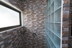 Douche, douche à « effet pluie », articles de toilette gratuits