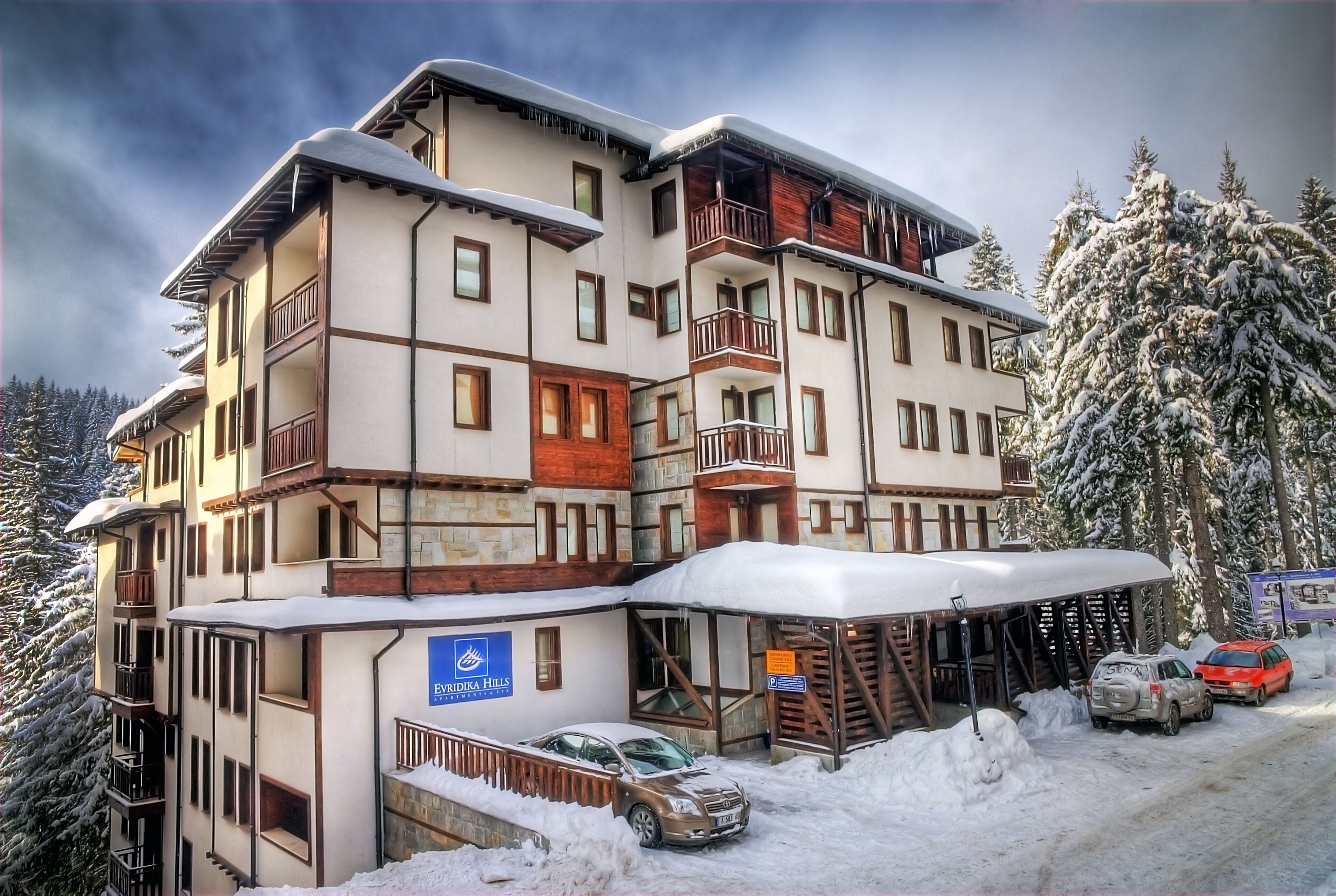 Ein mehrstöckiges Hotel mit Balkonen und einer überdachten Außenfläche.