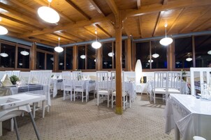 供应午餐和晚餐，摩洛哥菜