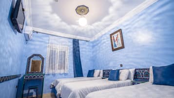 Standaard driepersoonskamer | Een kluis op de kamer, een bureau, verduisterende gordijnen, gratis wifi