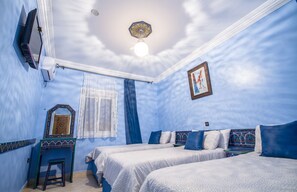 Standard Triple Room | Peti besi dalam bilik, meja, langsir/tirai gelap terus, Wi-fi percuma 