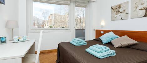 基础双人房, 城市景观 | 1 多间卧室、羽绒被、客房内保险箱、办公桌