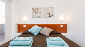 Quarto casal básico, vista para a cidade | 1 quarto, edredons de pluma, cofres nos quartos, escrivaninha