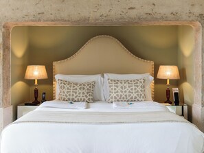 Deluxe Suite, Panoramic View | 1 dormitorio, ropa de cama de alta calidad, minibar y caja fuerte