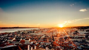 Une vue panoramique d’une ville avec un pont imposant et une rivière.