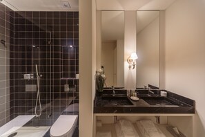 Shower, designer toiletries, hair dryer, towels - Dear Lisbon - Palace Chiado Suites (Lisbon)