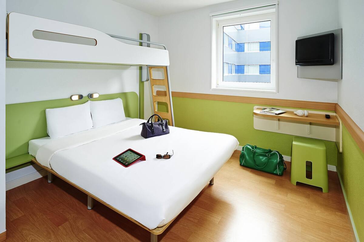1 bedroom, desk, laptop workspace, soundproofing