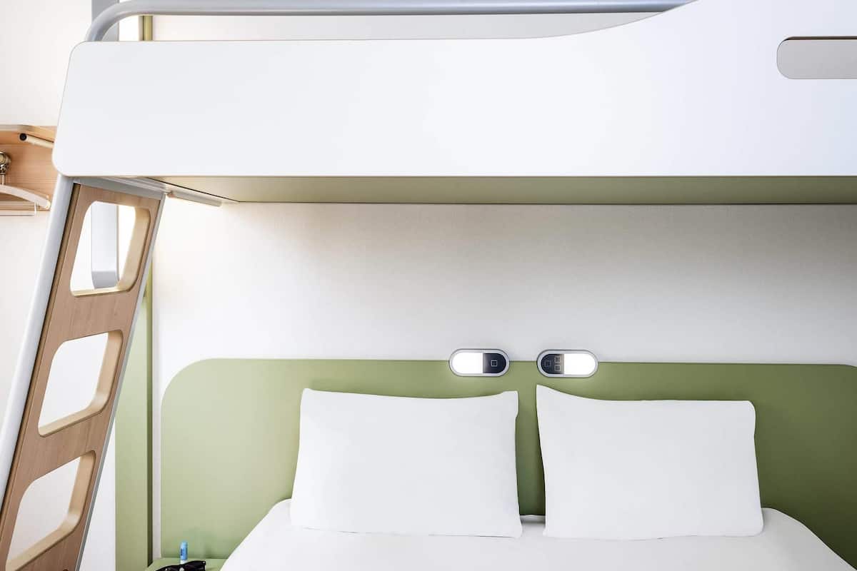 Habitació familiar | Escriptori i espai de treball apte per a portàtils