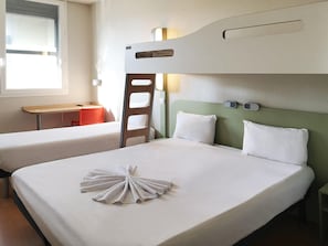 1 habitación, escritorio y espacio para trabajar con laptop