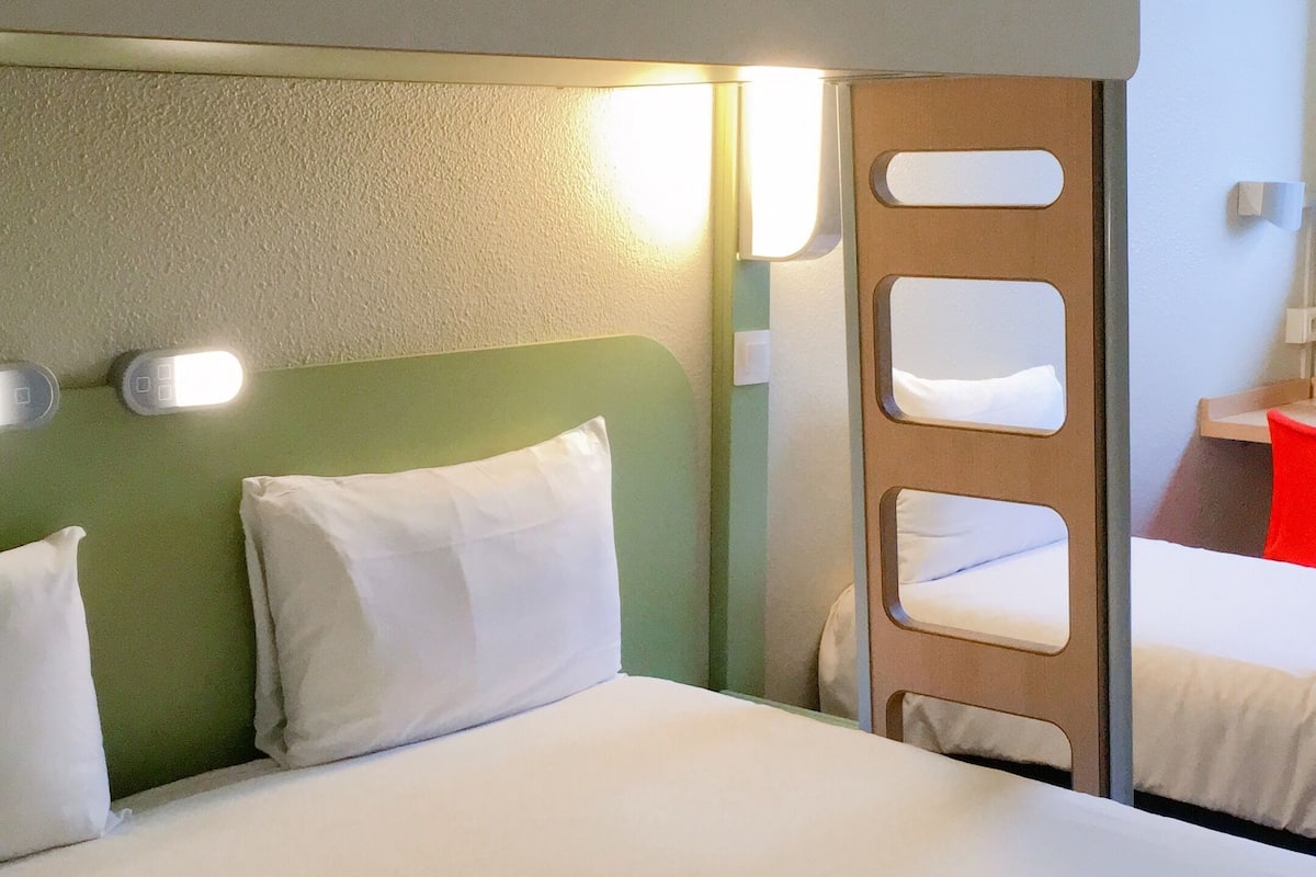 Habitació familiar | Escriptori i espai de treball apte per a portàtils