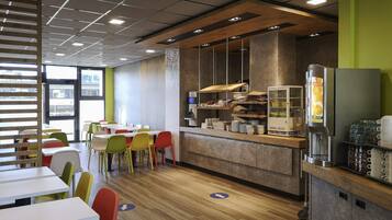 Petit déjeuner buffet servi tous les jours en supplément