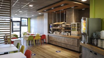 Colazione a buffet, servita tutte le mattine (9.50 EUR a persona)