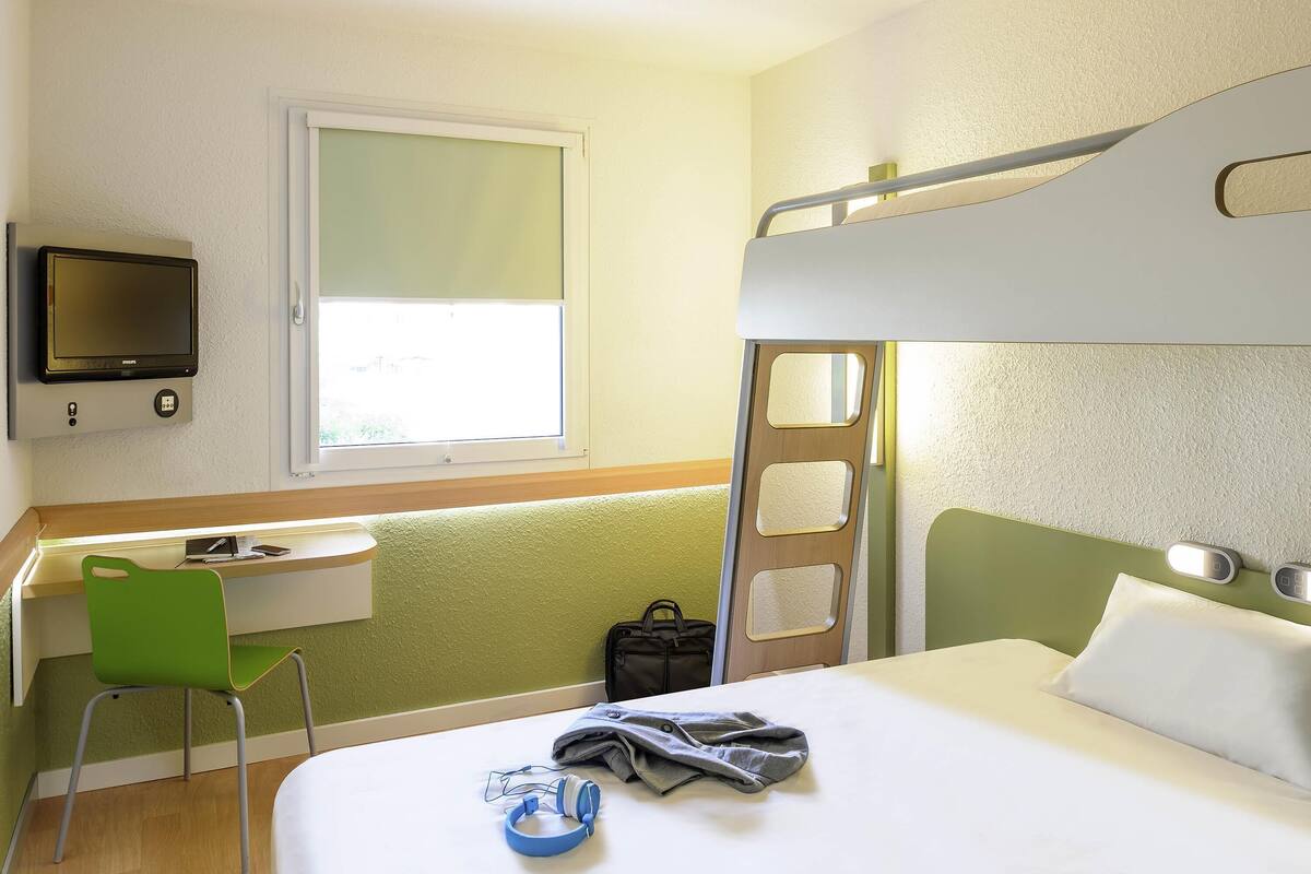 1 bedroom, desk, laptop workspace, soundproofing