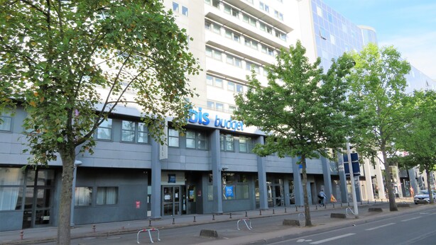 Un edificio con un letrero que dice 'Ibis Budget'.