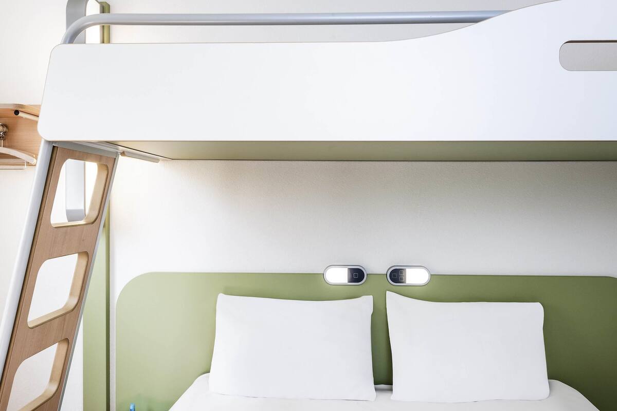 1 bedroom, desk, laptop workspace, soundproofing