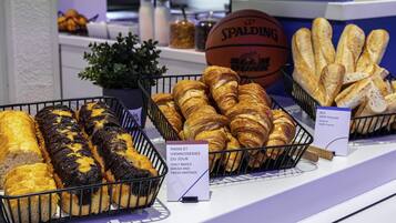 بوفيه فطور يوميًا بتكلفة قدرها (8.90 EUR للشخص)