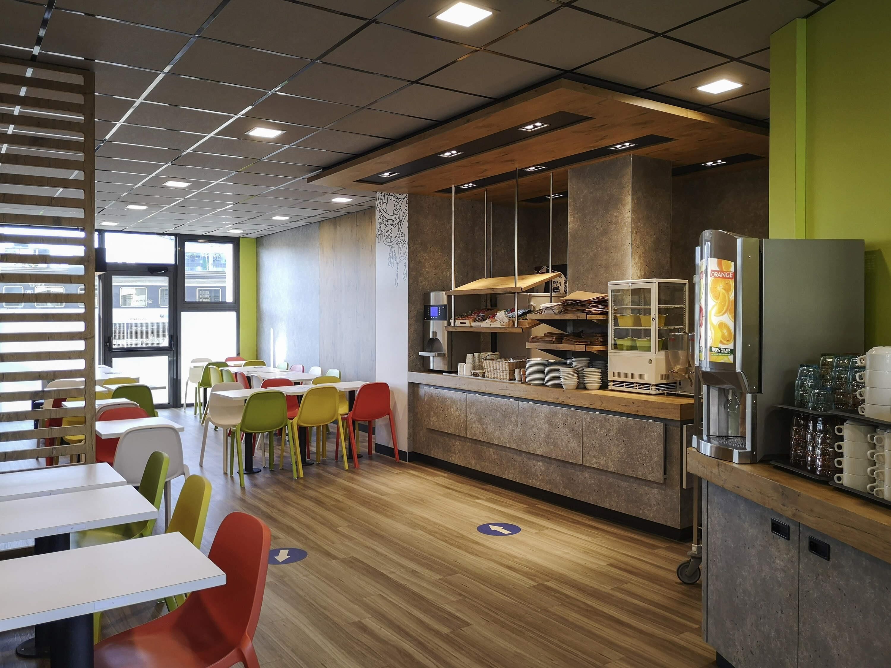 Petit déjeuner buffet (8.90 EUR par personne)