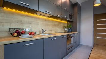 Superior Apartment, 1 Bedroom, Kitchenette | In-room dining