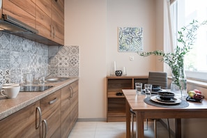 Fridge, stovetop, electric kettle, cookware/dishes/utensils - Absynt Apart Wierzbowa (Wroclaw)