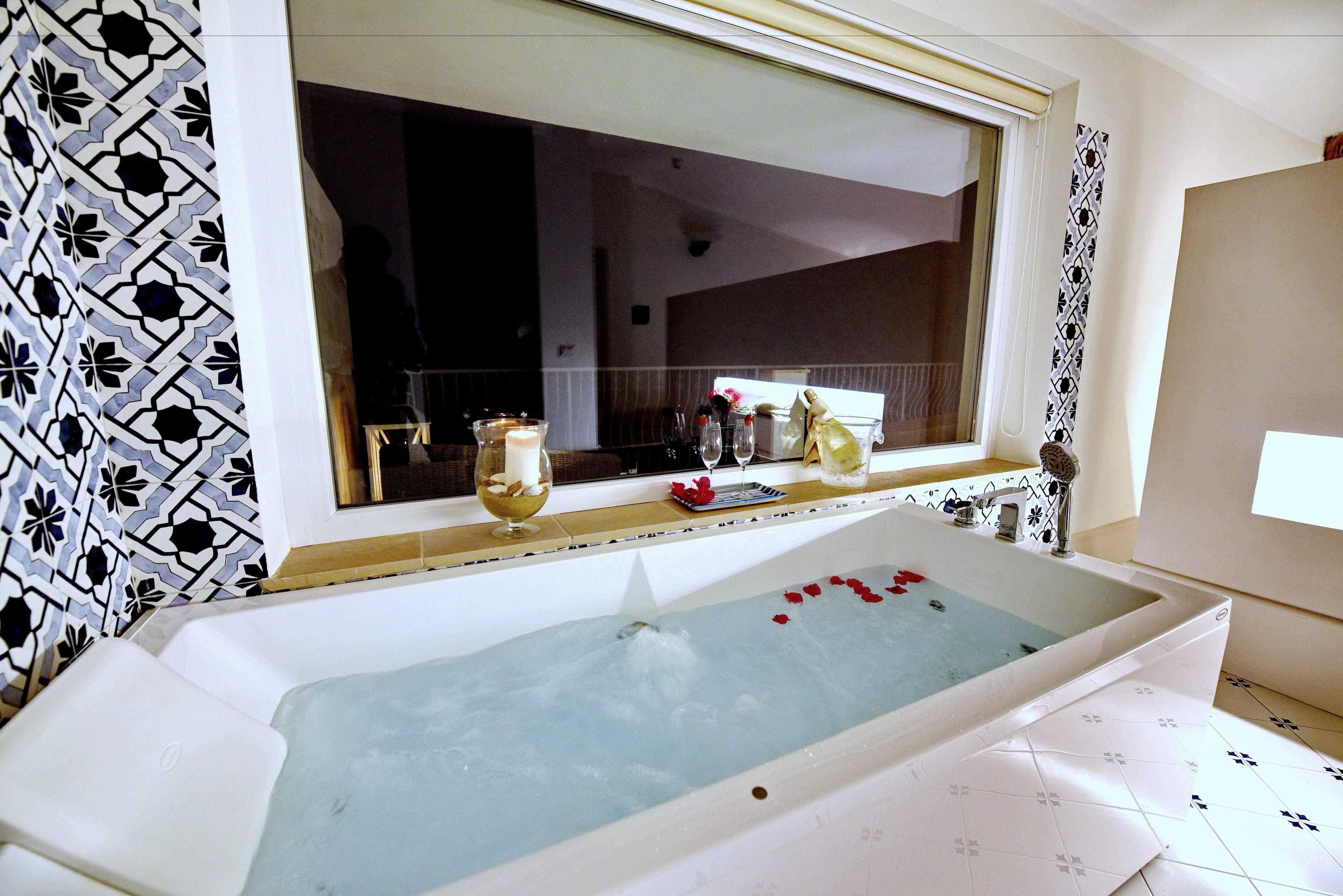 deluxe suite, 1 king bed, hot tub, sea facing | bathroom | free toiletries, hair dryer, bidet, towels