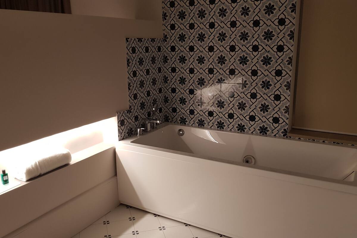 deluxe suite, 1 king bed, hot tub, sea facing | minibar, in-room safe, blackout curtains, iron/ironing board