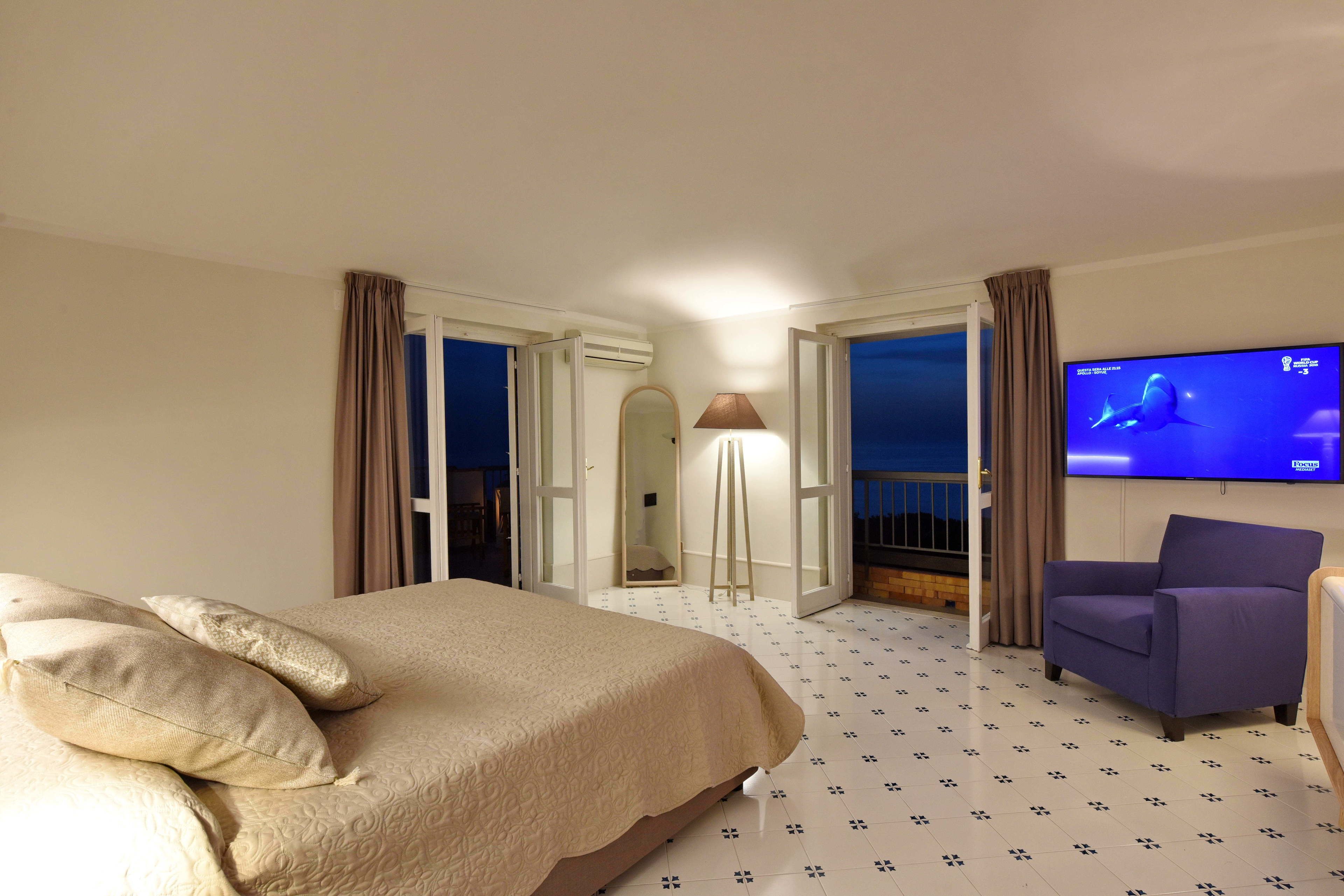 deluxe suite, 1 king bed, hot tub, sea facing | minibar, in-room safe, blackout curtains, iron/ironing board