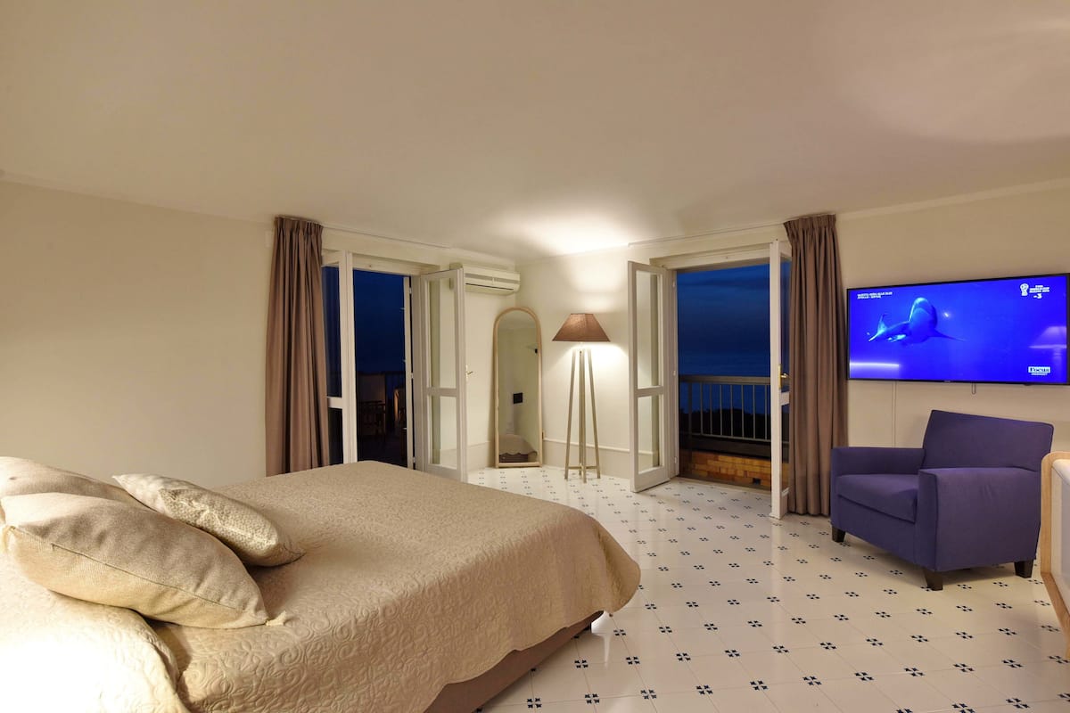 deluxe suite, 1 king bed, hot tub, sea facing | minibar, in-room safe, blackout curtains, iron/ironing board