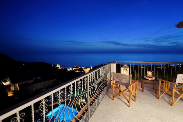 Suíte luxo, 1 cama King, banheira de imersão, de frente para o mar | Frigobar, cofres nos quartos, cortinas blackout