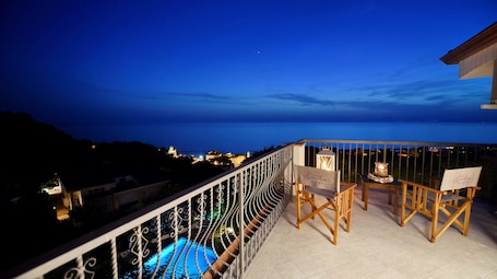 Deluxe Suite, 1 King Bed, Hot Tub, Sea Facing | Minibar, in-room safe, blackout drapes, iron/ironing board