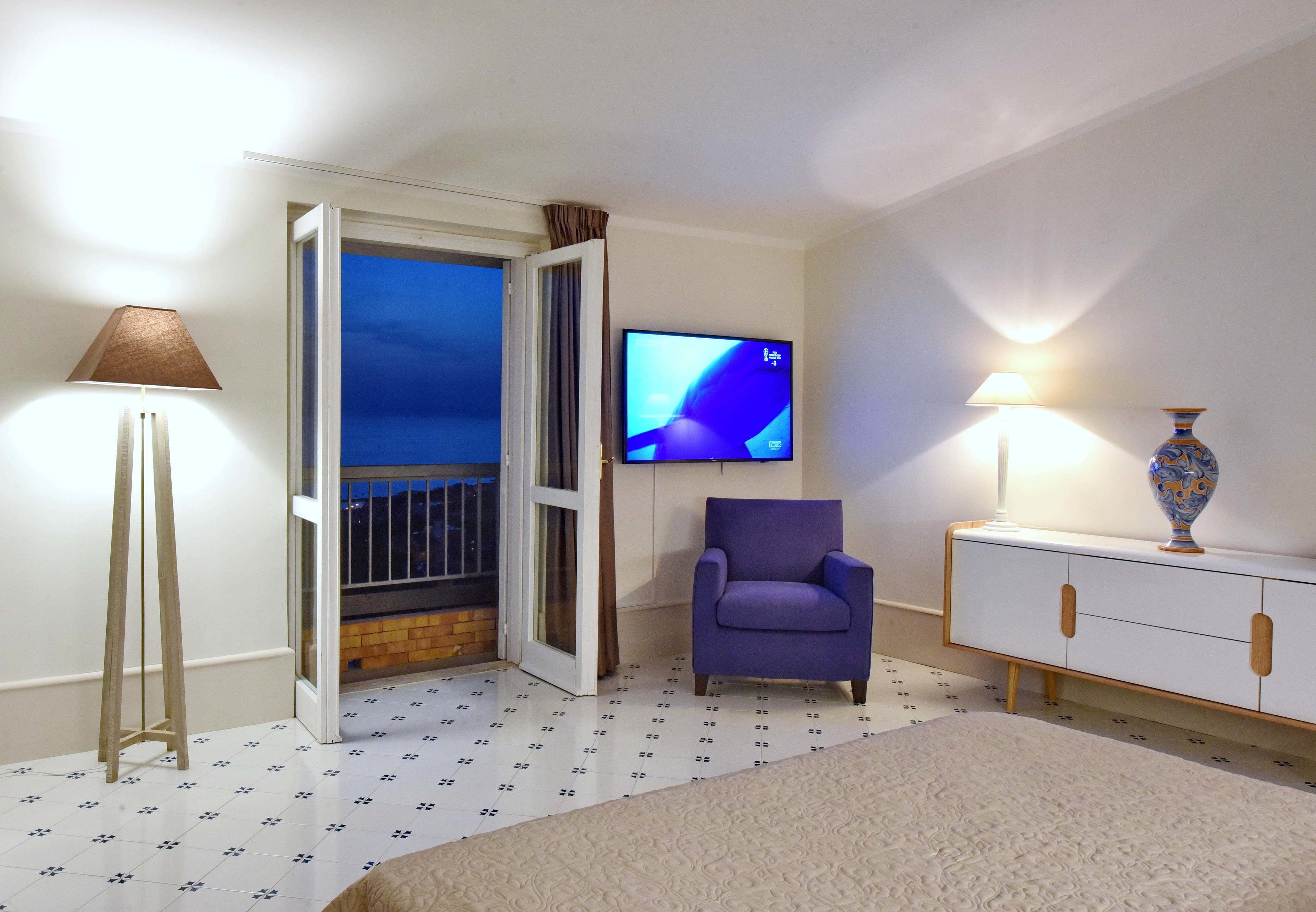 deluxe suite, 1 king bed, hot tub, sea facing | minibar, in-room safe, blackout curtains, iron/ironing board