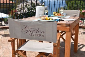 Aperto a pranzo e cena, cucina locale, con vista sul mare 