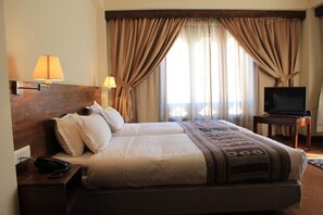 Cofres nos quartos, escrivaninha, Wi-Fi de cortesia