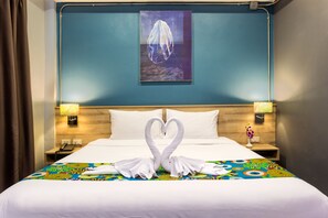 Deluxe Double Room with Balcony | Allergitestet sengetøy, minibar, safe på rommet og skrivebord