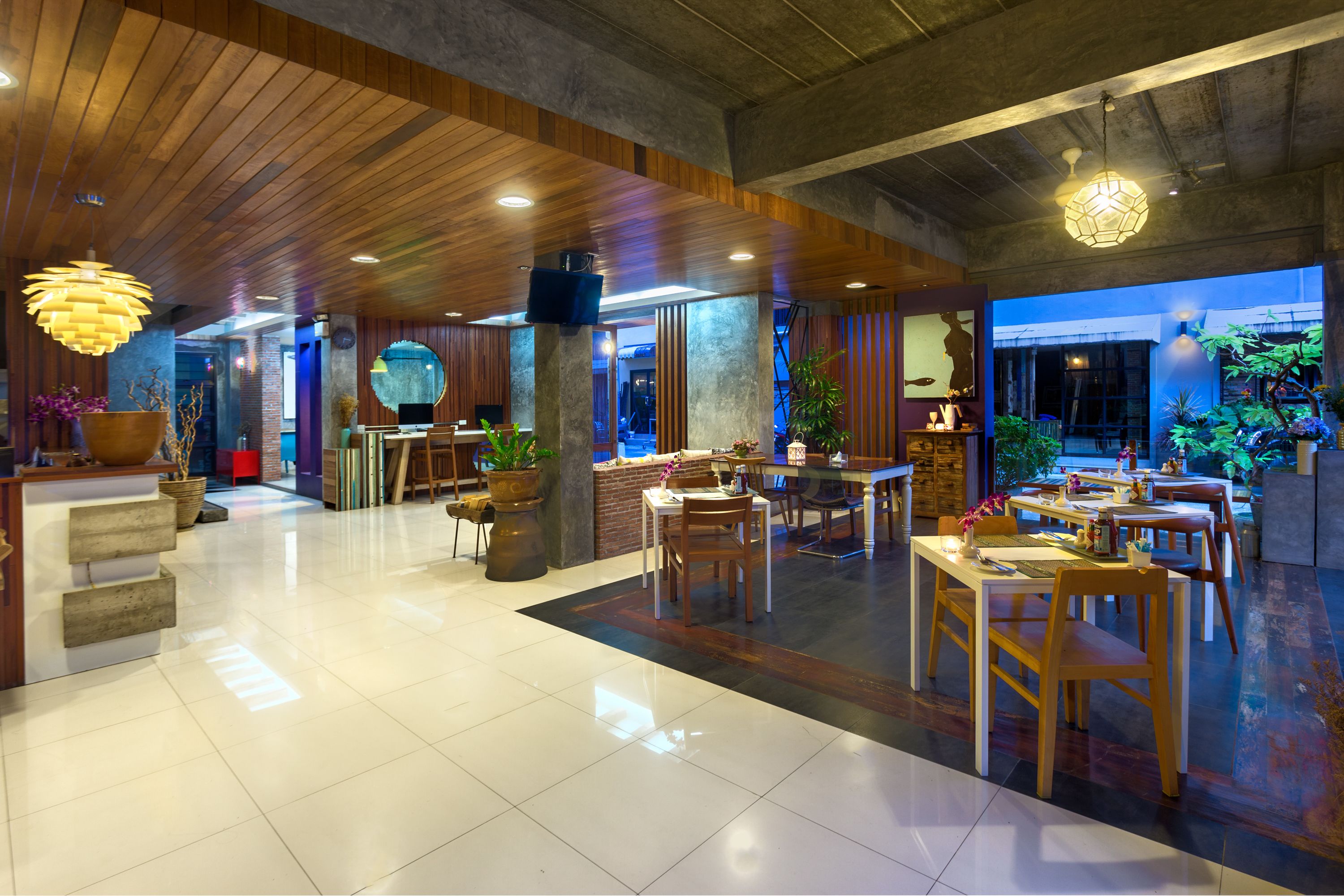 breakfast, lunch and dinner served