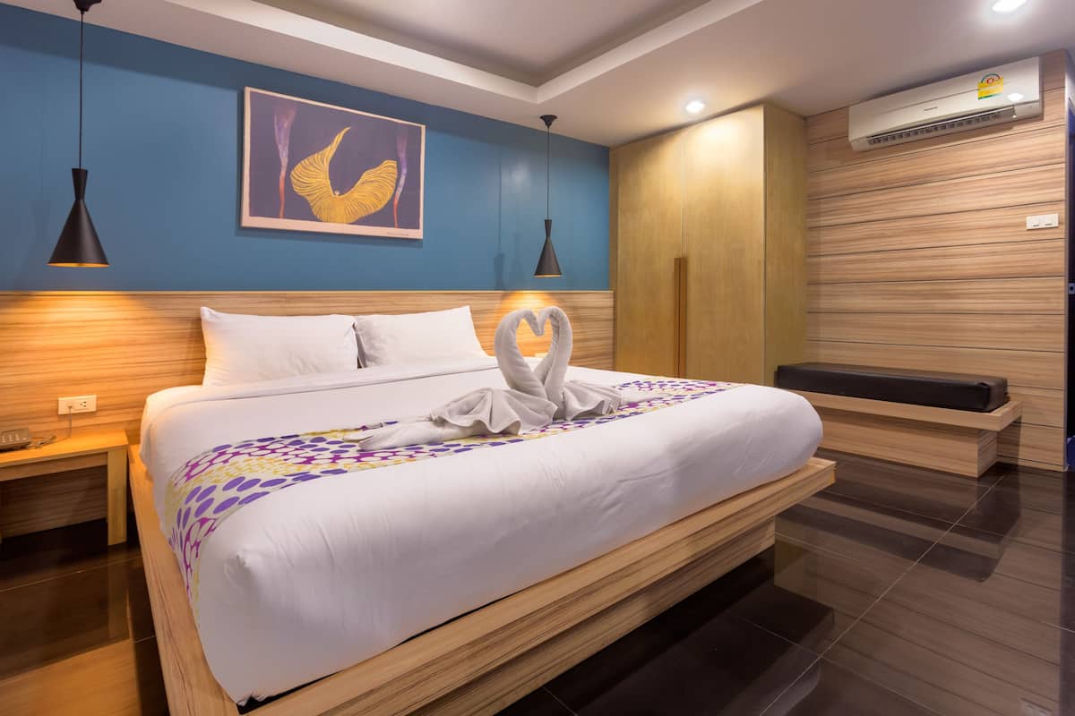 Standard Double Room (No Windows) | Ropa de cama hipoalergénica, minibar, caja fuerte y escritorio