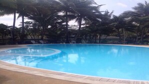 Una piscina rodeada de palmeras.
