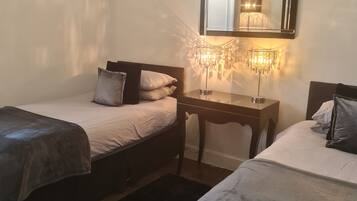 Apartment, 3 Bedrooms | 3 bedrooms, individually decorated, individually furnished
