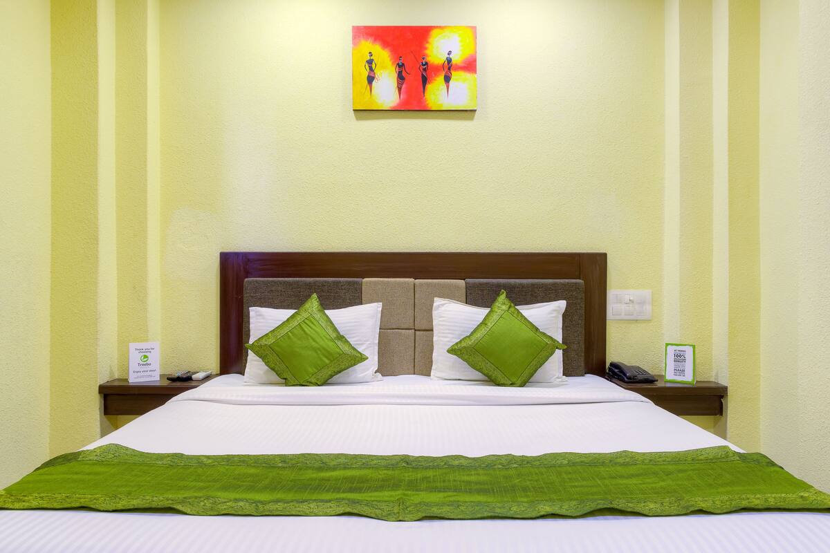 Desk, soundproofing, free WiFi, bed sheets