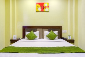 Escritorio, sistema de insonorización, wifi gratis y ropa de cama