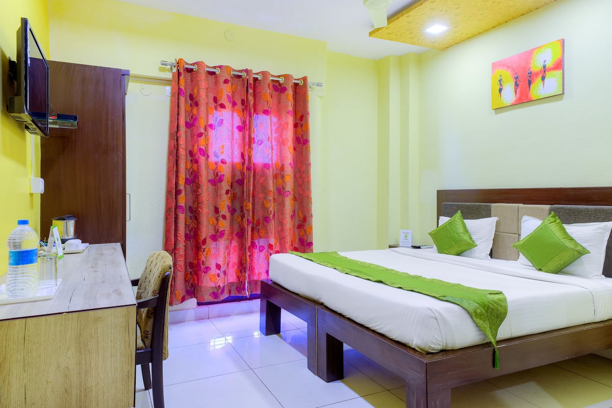 Desk, soundproofing, free WiFi, bed sheets