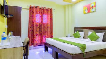 Desk, soundproofing, free WiFi, bed sheets