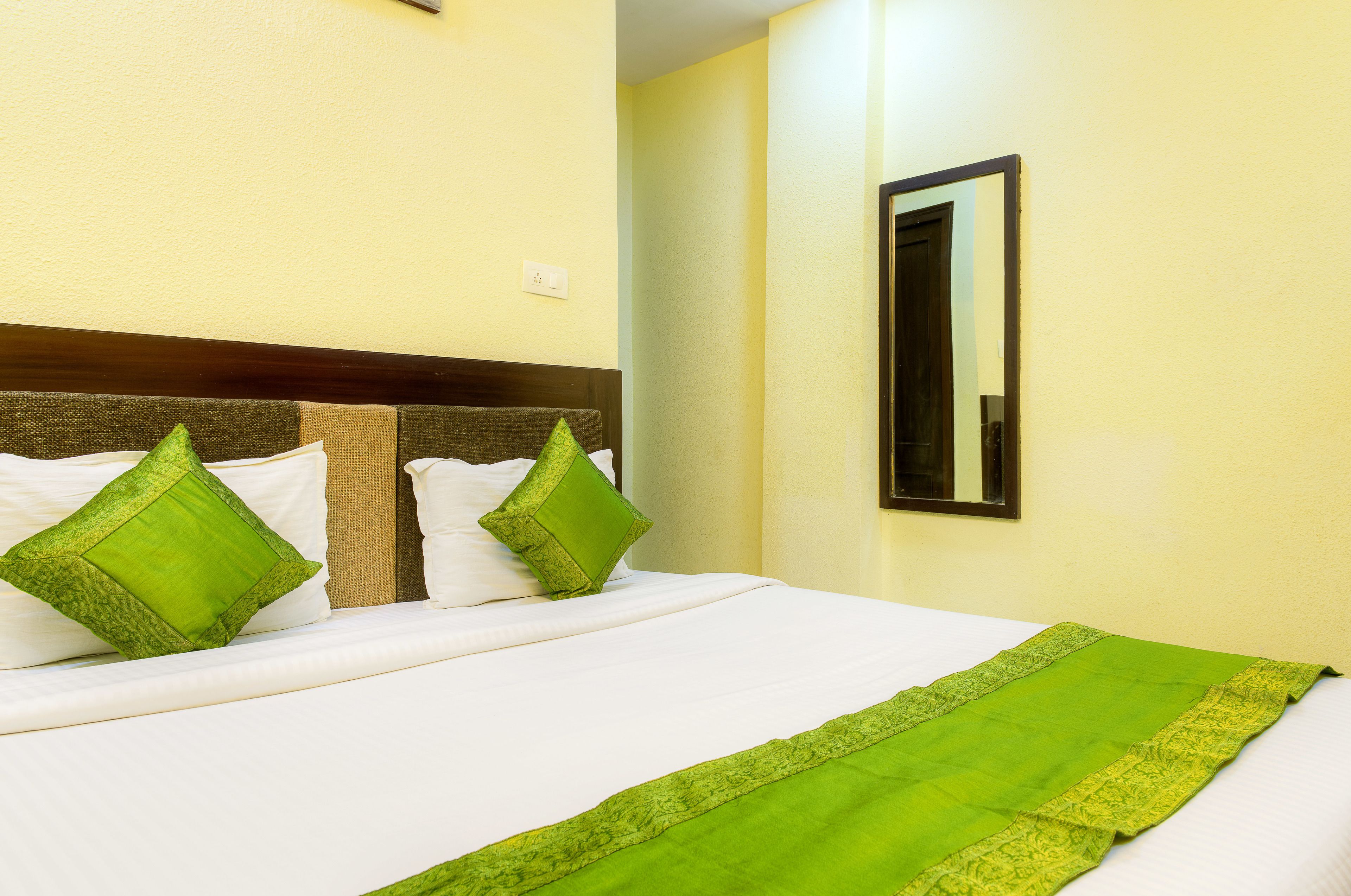 办公桌、隔音、免费 WiFi、床单