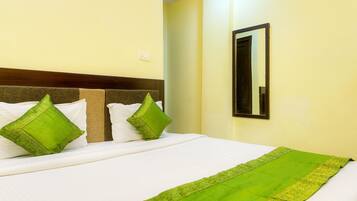 Desk, soundproofing, free WiFi, bed sheets