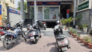 Ein Hotel Eingang mit einem CSB Bank Geldautomaten und einem abgestellten Motorrad.
