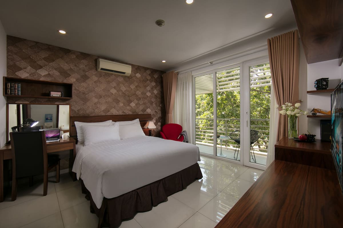Minibar, in-room safe, desk, blackout curtains