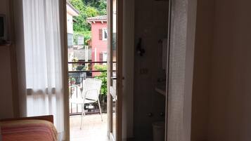 Zimmersafe, Schreibtisch, kostenlose Babybetten, Bettwäsche